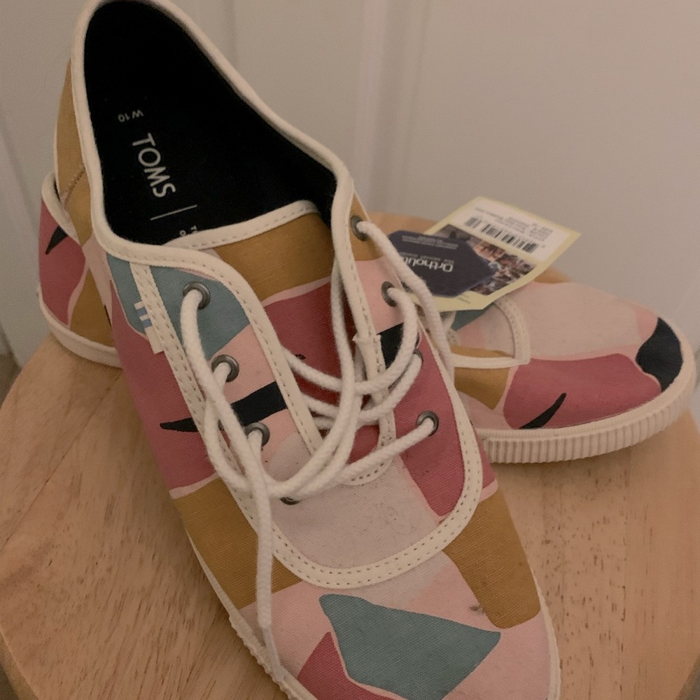 TOMS Rose Gold Boulder print sneakers size 10